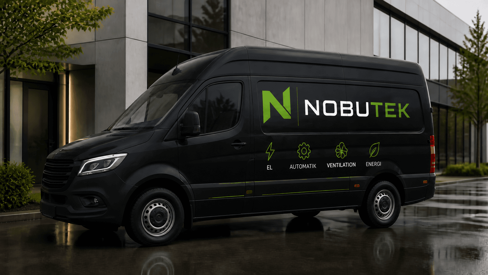 Sort Nobutek-firmabil med grøn firmaprofil foran en moderne erhvervsbygning